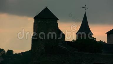 中世纪强化<strong>城堡</strong>卡米涅茨-波迪尔斯基的日落<strong>剪影</strong>
